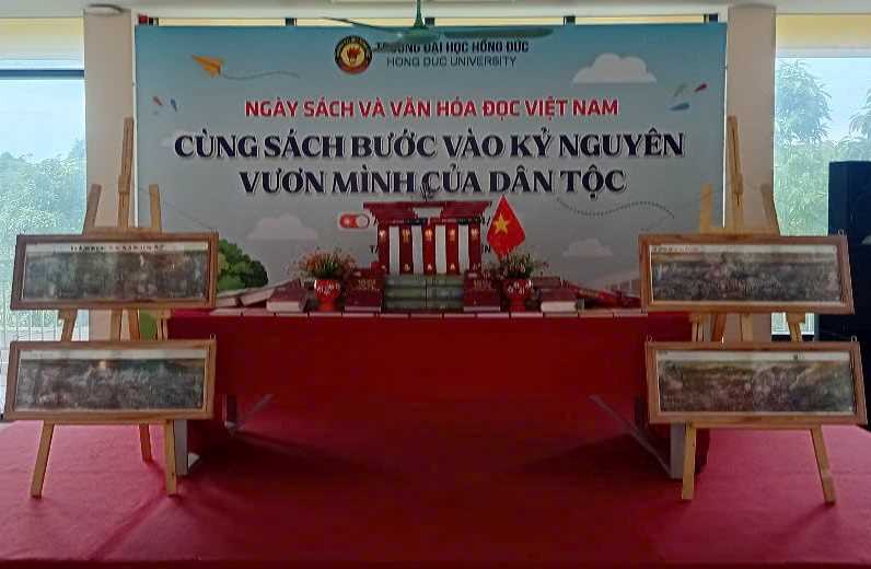 Trung tâm CNTT, TT & TV Trường Đại học Hồng Đức dựng mô hình sách Lăng Bác Hồ và trưng bày tranh Điện Biên nhân Ngày Sách Việt Nam và 100 năm Báo chí Cách mạng Việt Nam
